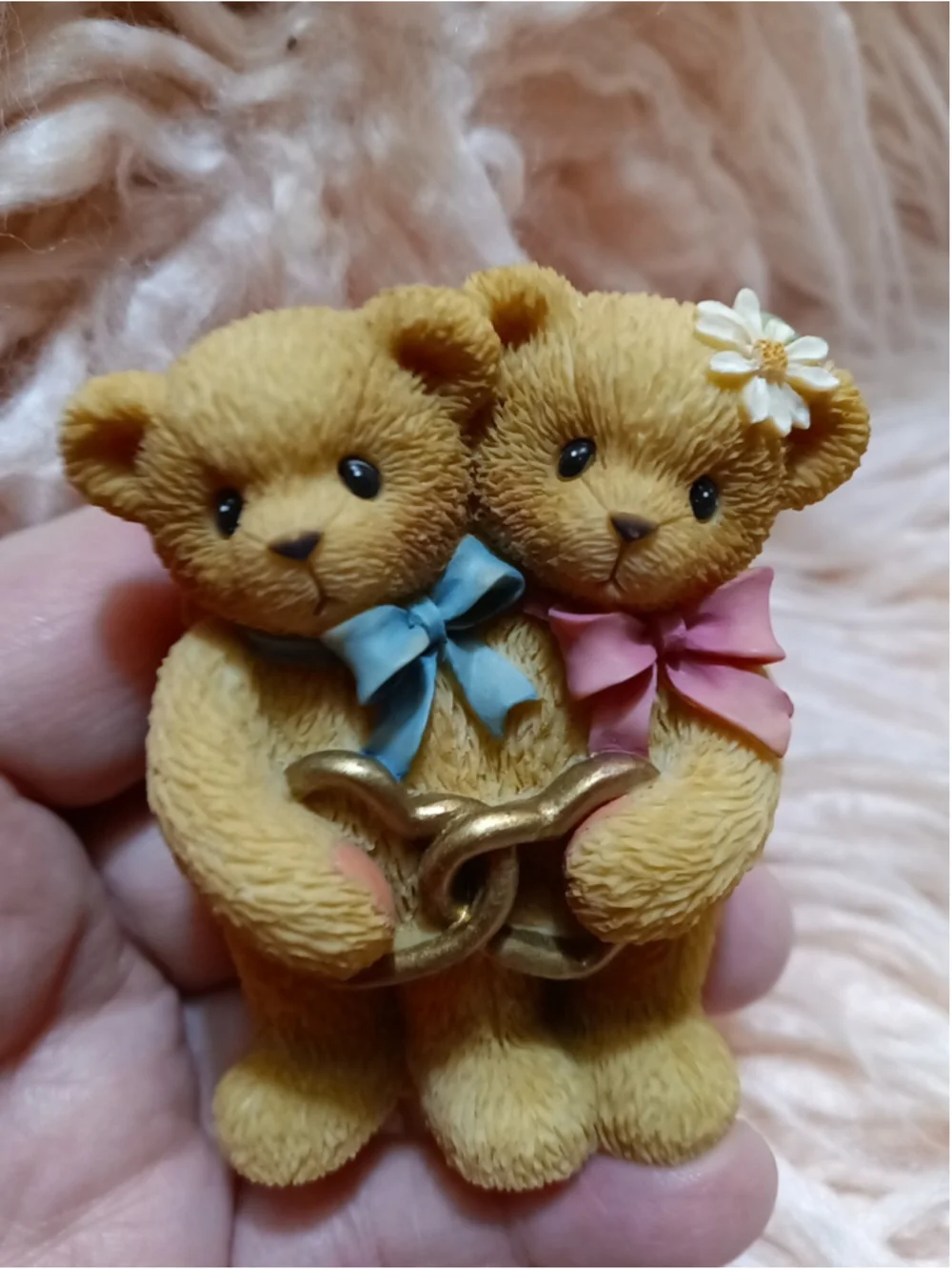 Cherished Teddies, Female & Male Bear Holding Golden Heart 1999 Pink Bow Daisy